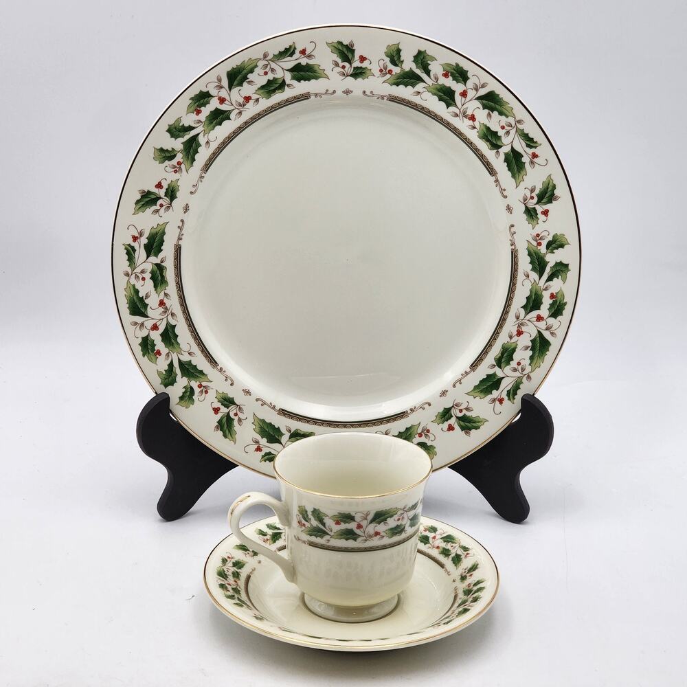 ROYAL LIMITED Holly Holiday 12 Piece Dinnerware Set Japan J-9821 Vintage 1987